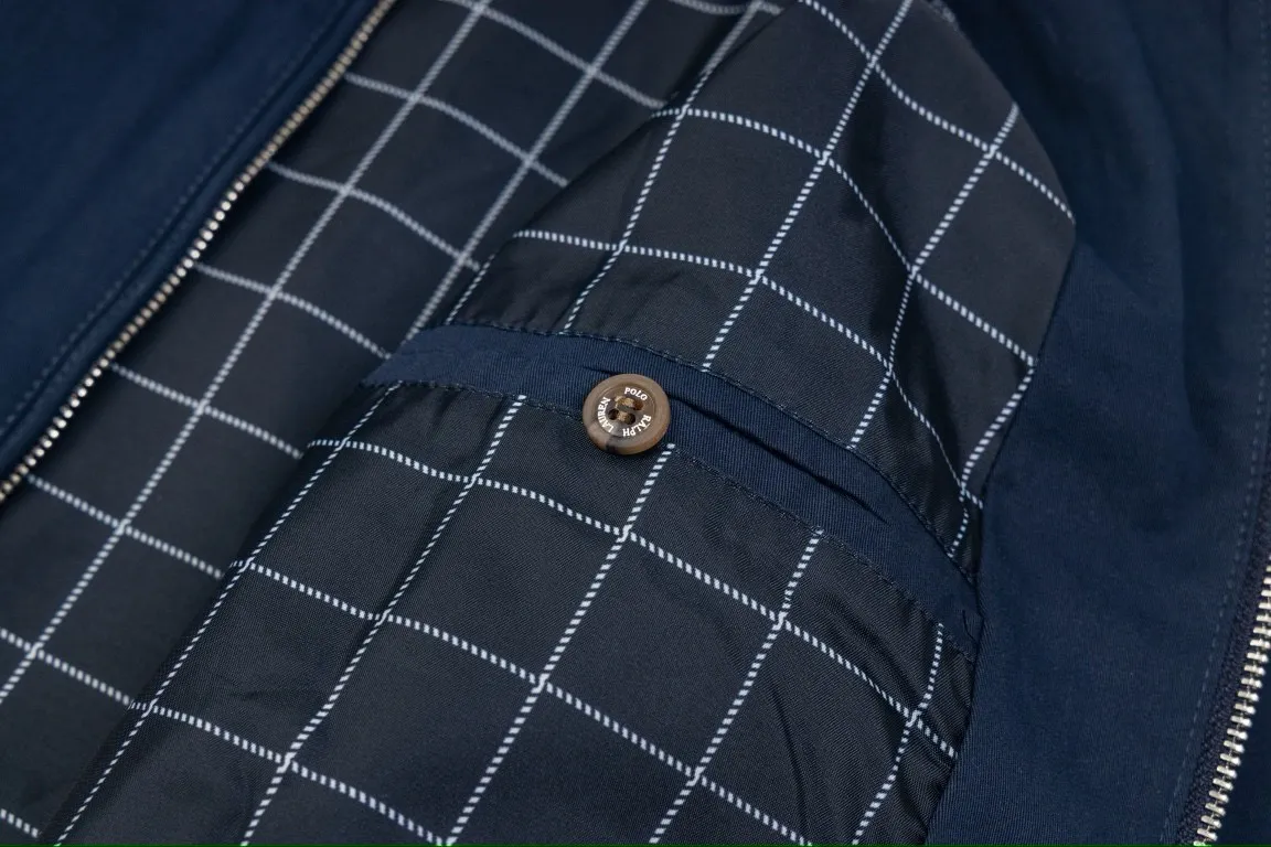 P300 model number: G317 Ralph Lauren's new 24ss classic embroidered logo lapel executive zipper jacket for both men and women. 1️⃣Selected from high-quality original developed pure cotton fabric, with customized plaid lining inside, the overall wear effect is very soft and comfortable. 2️⃣The workmanship details are perfectly controlled, with exquisite small logo embroidery on the chest, and the unique design style of splicing technology is used on the dropped shoulders to highlight your personality! The version is simple but not simple! 3️⃣ Complete with tag accessories, unisex design, and a very versatile jacket for men and women!  Color: black, navy blue, khaki Size: S, M, L, XL